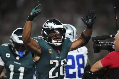 Eagles resume season opener against Cowboys after lightning delay