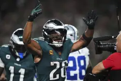 Eagles resume season opener against Cowboys after lightning delay