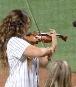 Francisco Lindor’s wife performs national anthem on violin — before Mets All-Star homers